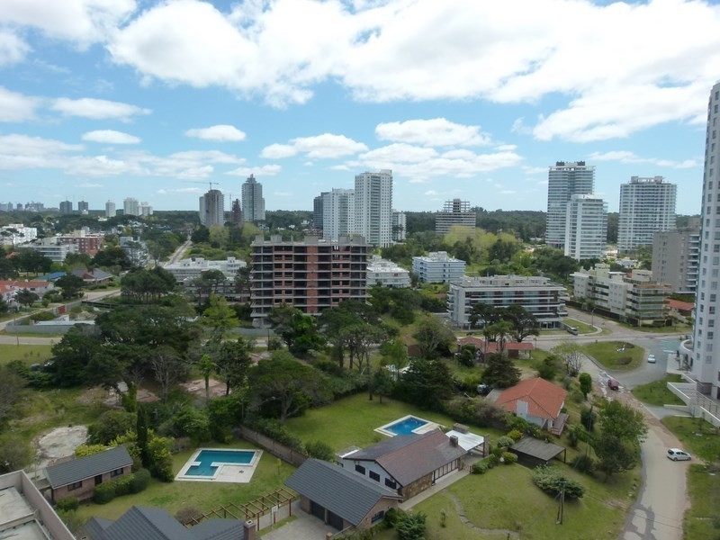 Departamento en alquiler Playa Brava , en edificio con amenities
